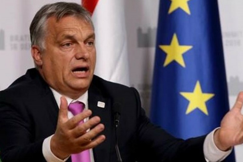 Orban je postao megafon “neliberalne Evrope”, ali kada govori kako govori, on iza sebe ima i američkog predsednika Donalda Trampa, koji je nedavnim razdvajanjem migrantskih porodica i njihovim brutalnim zatvaranjem u kaveze izazvao zgražavanje liberalnog sveta